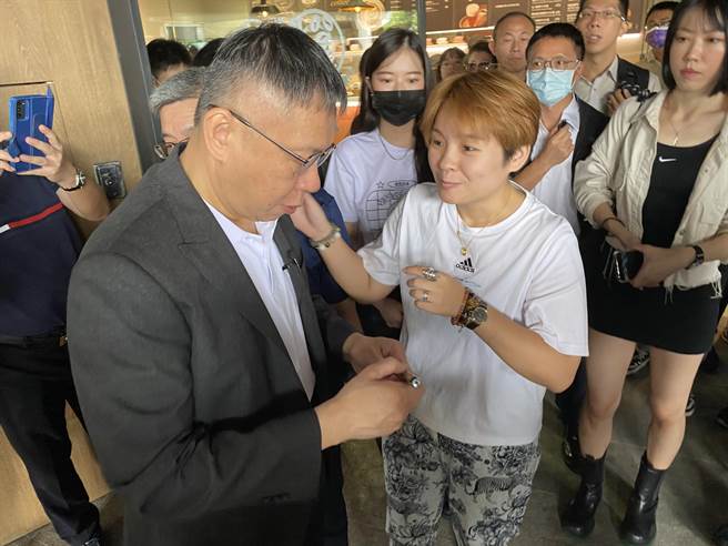 柯文哲一出现，年轻粉丝立即索取签名，要求合照。（张妍溱摄）