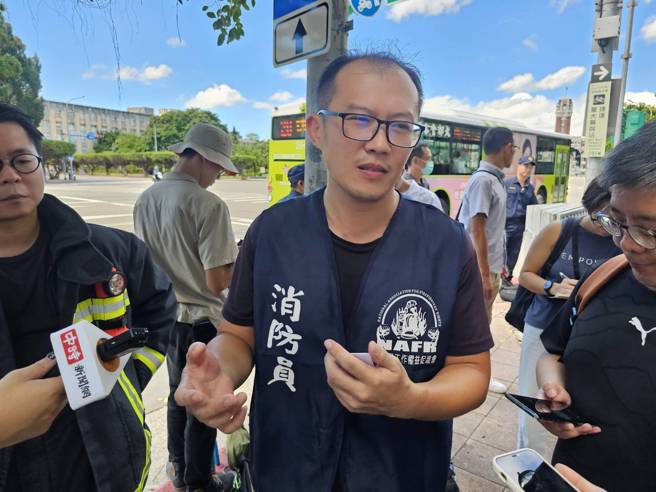 对于屏东爆炸救灾流程，基层消防员张雅钧提出质疑。（游定刚拍摄）