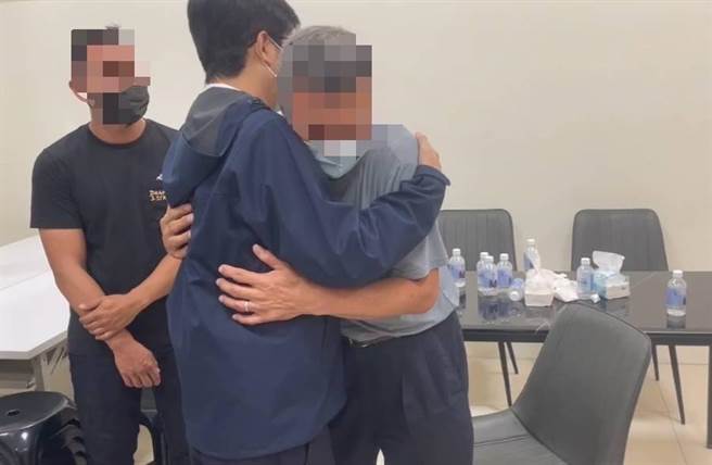 高雄市长陈其迈今（23）日到屏东殡仪馆慰问殉职的赖员双亲、弟弟，陈其迈向赖父表达不舍与哀悼，并强调将争取最高、从优方式来抚恤殉职的勇消。（柯宗纬翻摄）