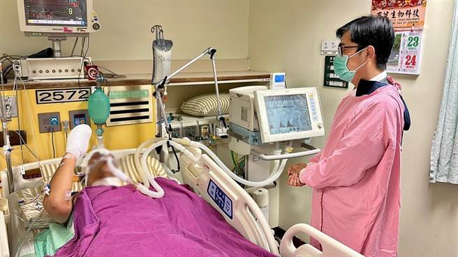 高雄市长陈其迈今也到长庚医院，探视后送高雄伤患，为伤者加油打气，感谢医护辛劳并请收治医院提供病患最好的照顾，包含未来的復健工作。（柯宗纬翻摄）