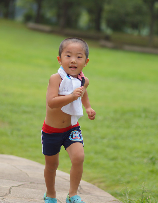 小朋友跑跑跳跳又急速进到冷气房内，剧烈温差容易引起身体不适。（图／婴儿与母亲提供）