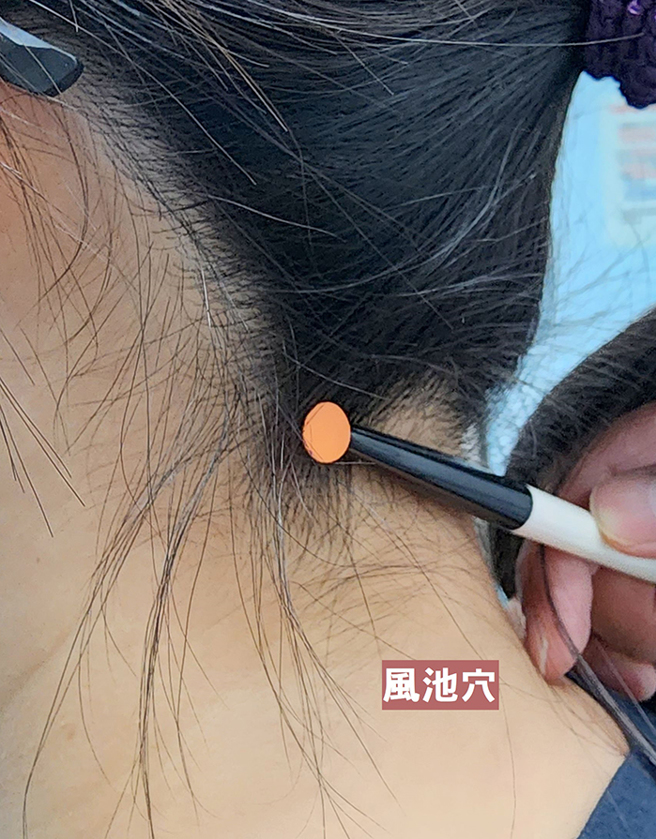 头颈交界处「风池穴」可以改善头痛或肩颈酸痛紧。（图／婴儿与母亲提供）