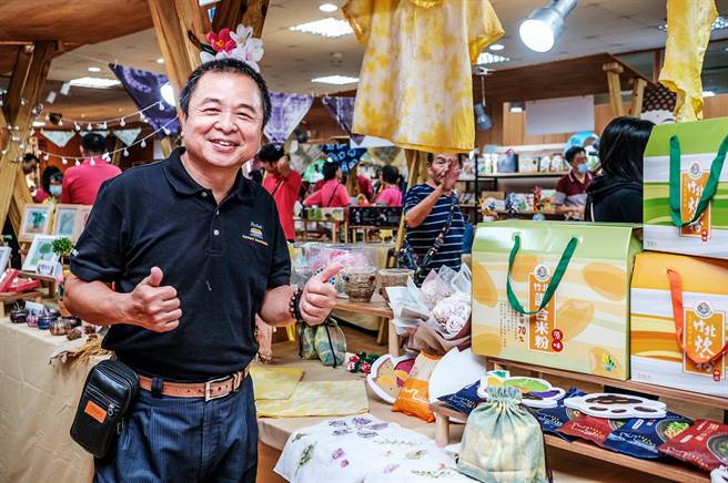 新竹县农业推广教育联合成果展，12乡镇市农会展出特色农产品和推广教育工作成果。（罗浚滨摄）