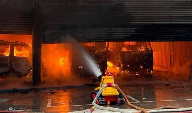 新北市消防局已备妥可深入危险环境的救灾机器人，随时奔赴屏东前往救灾。（消防局提供）