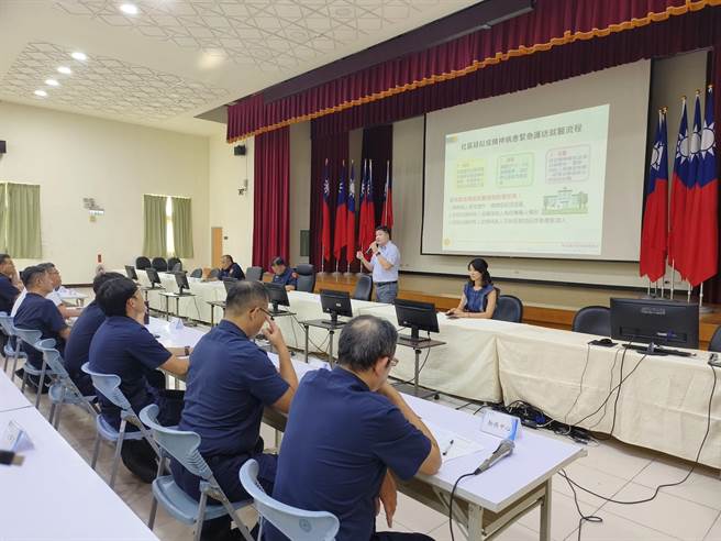 桃園療養院社區精神科主任田心喬日前和心理師一起到桃園警分局為員警進行專業講座，透過專業儀器監測觀察受測者是否有壓力產生焦慮等傾向。（賴佑維攝）