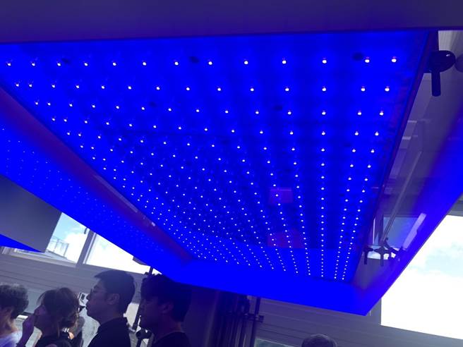 ▲台达独特的LED灯光控制技术，可以使珊瑚生长速率较一般环境增加40％。（徐佑升摄）