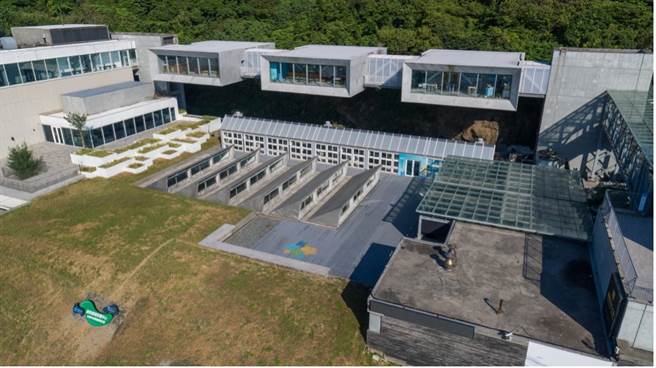 ▲台达电子文教基金会协助出资数千万整建的「潮境珊瑚保种中心」空拍俯瞰图，补种中心就位于潮境公园设施内部。（台达电子文教基金会提供／徐佑升基隆传真）