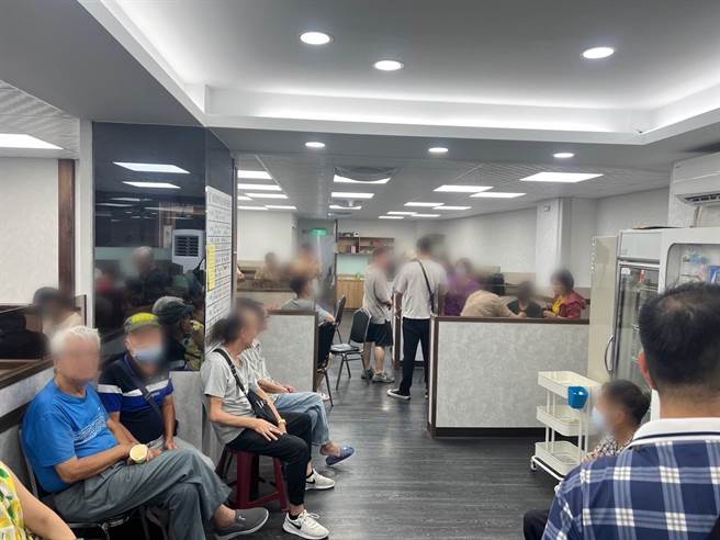 警方前往西门町生意最旺的健康麻将协会取缔。（警方提供）