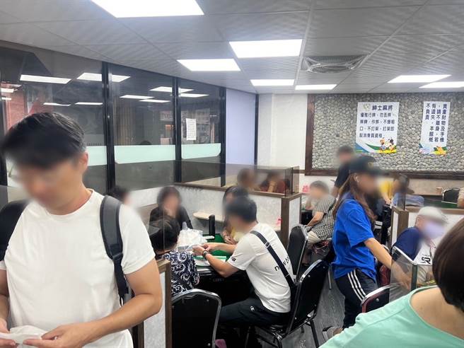 警方前往西门町生意最旺的健康麻将协会取缔。（警方提供）