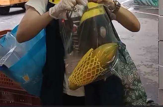 桃園市衛生局發現有1件木瓜檢出不得檢出的農藥「納乃得」，已責令業者下架產品，並移請供應商所轄衛生局追查。（桃園市衛生局提供／陳夢茹桃園傳真）