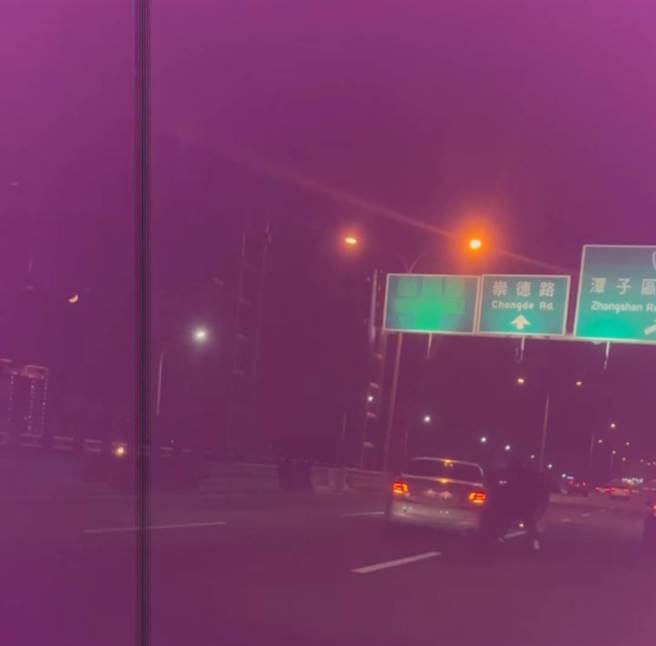 顏男疑因债务纠纷，负伤被同车驾驶丢包在台74线路边。（警方提供／陈淑娥台中传真）