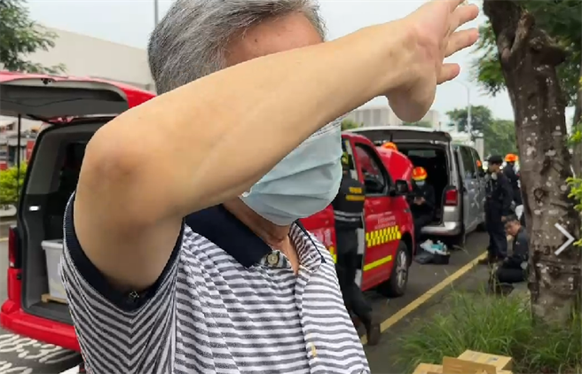 明扬国际董事长刘安皓23日下午也出现在灾难现场，但面对媒体避而不谈，用手遮挡自己脸部，仅表达救灾第一，明日将开视讯记者会。（谢佳潾摄）