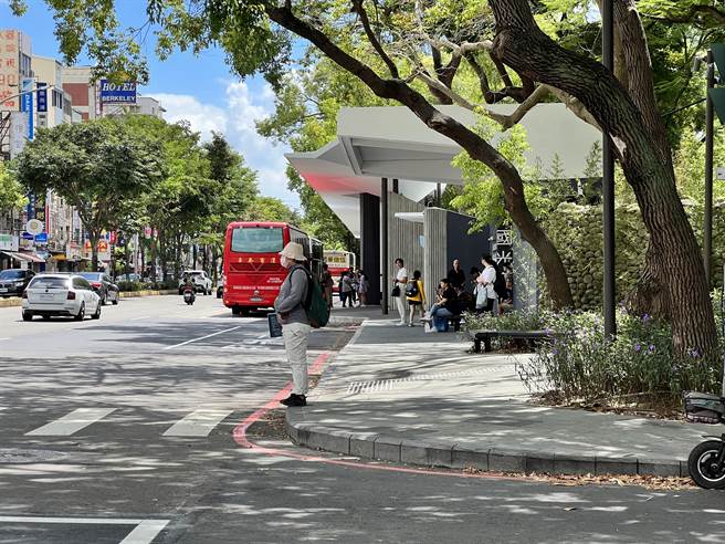 光復路绿门户今日正式启用，清大师生有感客运站离校门口更近。（王惠慧摄）