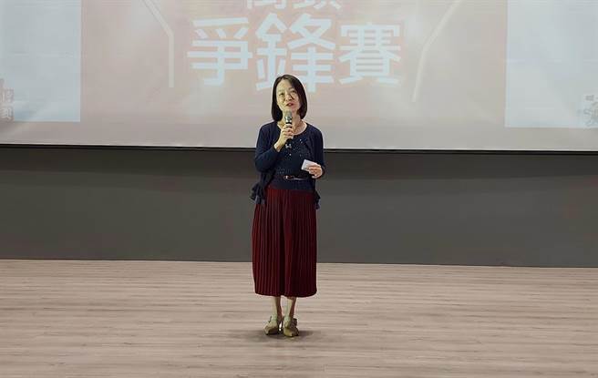 桃園市青年局副局長涂淳惠表示，希望喜歡唱歌的年輕朋友，都可以把熱情透過歌聲和愛傳達出去。（蔡明亘攝）