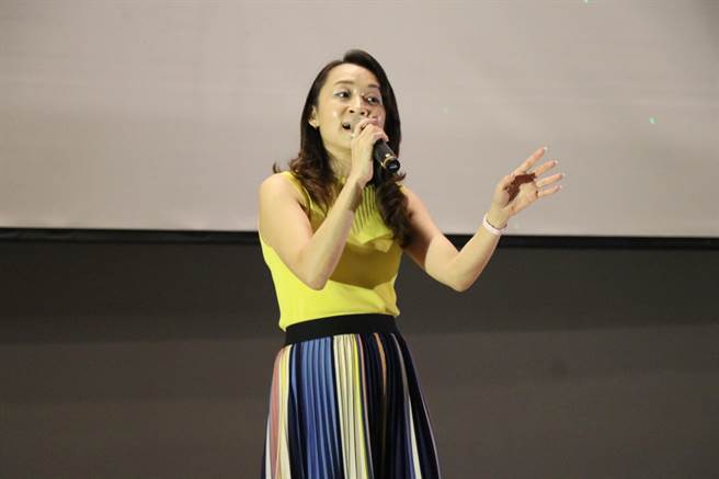 中國時報為拉近與年輕朋友的距離，23日在桃園市青年事務局展演廳舉行「好膽你就來、歌唱選拔爭鋒賽」，評審、台語歌手沈雅雯在活動尾聲獻唱。（蔡明亘攝）