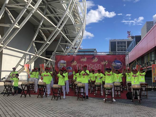 青青太鼓10周年展演活動，團員們熱情打太鼓，現場氣氛歡樂。（張芷瑜攝）