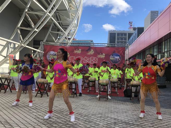 青青太鼓10周年展演活動，團員們跟著音樂舞動展現滿滿活力。（張芷瑜攝）