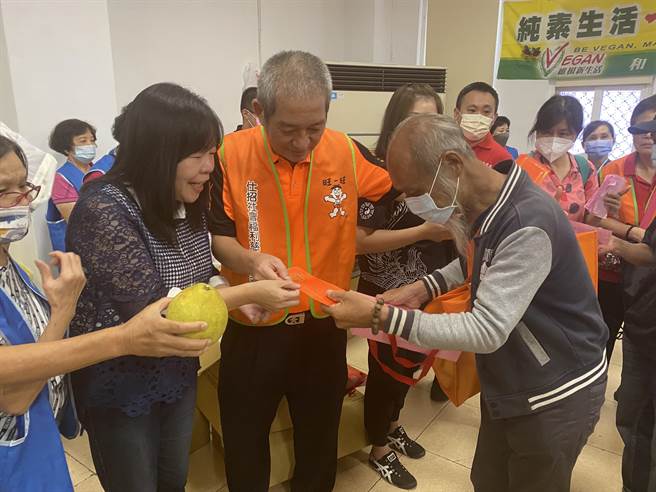仕招基金会课长周哲仁及社会副局长吴淑芳亲自将500元红包与物资发给每位街友，领到红包及物资的街友连声道谢。（高钧麟摄）