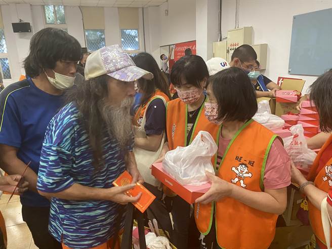 仕招基金会23日下午于板桥永安活动中心赠给200位街友500元红包，其他公益团体发送中秋月饼、柚子、衣物，现场安排义诊、义剪、法律谘询、就业媒合，让街友能开心过节。（高钧麟摄）