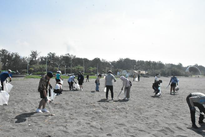 丰群水产总动员104位员工及亲友，一同在炎炎日走净沙滩，支持生态永续（图片来源：丰群水产提供）
