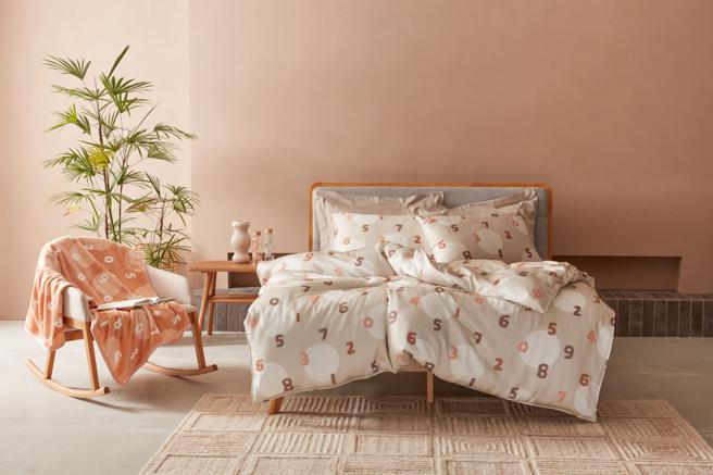 SOU．SOU天丝床包两用被双人奶油棕SO-SU-U十数和圆点，4280元。（HOLA提供／古明弘台北传真）