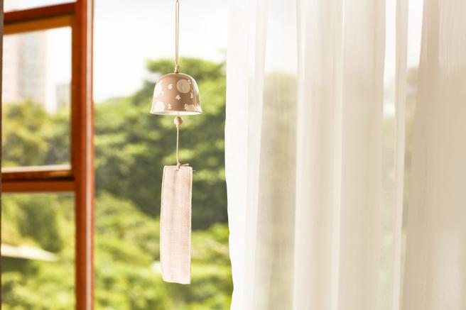 即日起至10月18日期间，凡购买任一SOU．SOU系列商品，即赠送SOU．SOU 陶瓷风铃乙个（全台限量1500组，每一会员限赠送乙个，部分门市不参与活动）。（HOLA提供／古明弘台北传真）