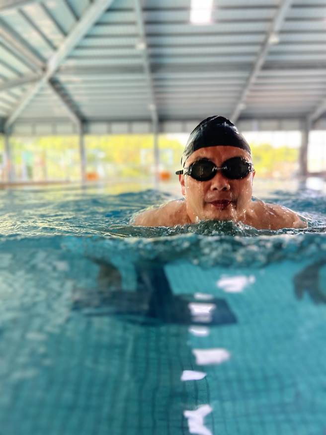 民眾党县议员简千翔报名参加24日日月潭万人泳渡活动，活动前一天仍积极练习。县议员简千翔提供