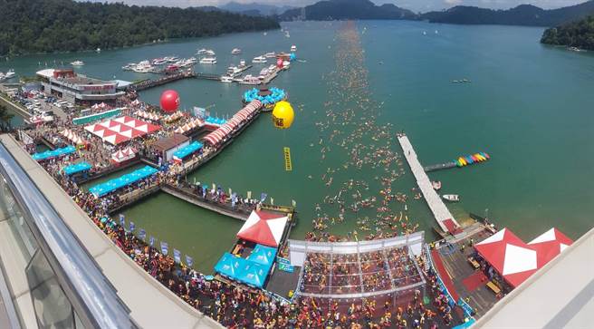 2023年日月潭万人泳渡活动吸引超过2万4000人报名参加。南投县政府提供