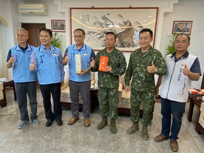 金门副县长李文良(左三)率领县府团队前往金防部及金门医院等单位慰问，并预祝国军弟兄及工作人员中秋节愉快！(于家麒摄)