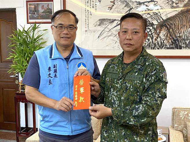 金门副县长李文良(左)致赠慰问金予金防部，由指挥官李定中(右)代表接受。(于家麒摄)