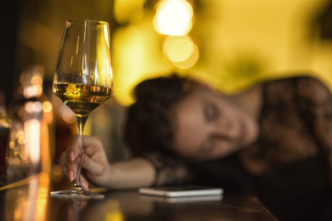 很多人忙了一天回到家習慣小酌幾杯。學者研究示警，慢性肝病患者人數大增可能與晚間飲酒量有關。（示意圖／Shutterstock）