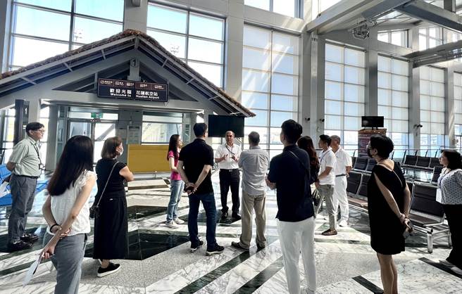 10家外國航空公司代表到花蓮踩線，到花蓮機場了解度線，推動包機直航。（花蓮縣府提供／王志偉花蓮傳真）