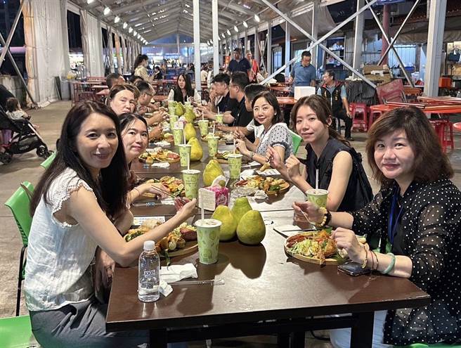 航空公司業者代表到東大門夜市享用「山海宴」，大啖在地美食，充分感受花蓮多元文化及自然人文景觀魅力。（花蓮縣府提供／王志偉花蓮傳真）