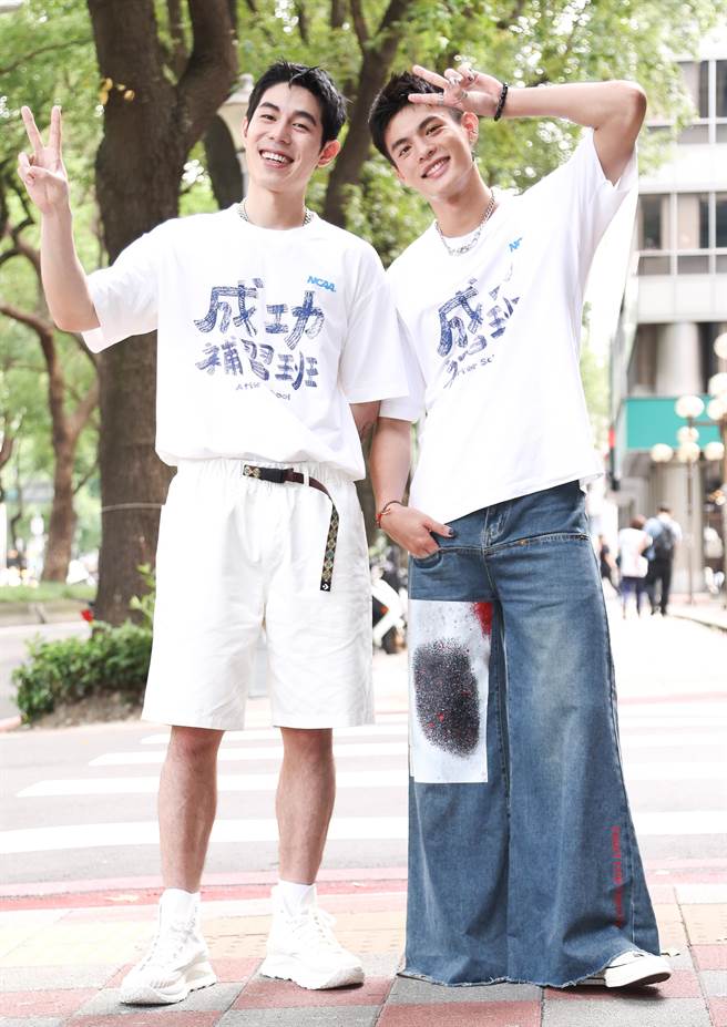 詹怀云（左起）、邱以太在新片《成功补习班》有一段男男激吻的戏码，备受讨论。（陈俊吉摄）