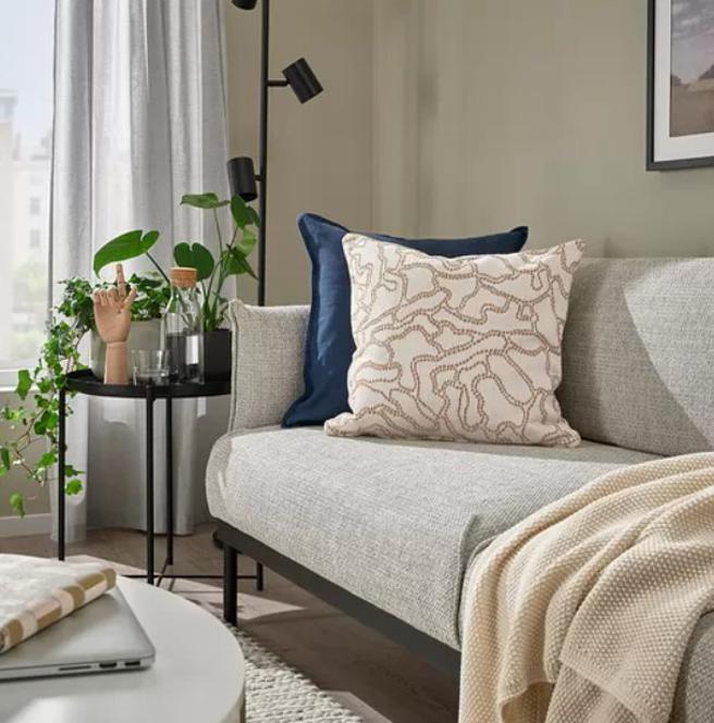 IKEA送好康，消费者到店内扫码可领优惠券。图为GULDFLY靠枕套，399元。（IKEA提供／古明弘台北传真）