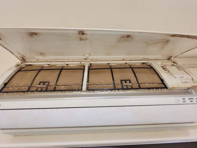 男子帮房东点交时，发现全新冷气生了厚厚一层灰尘。（翻摄自爆废公社脸书）