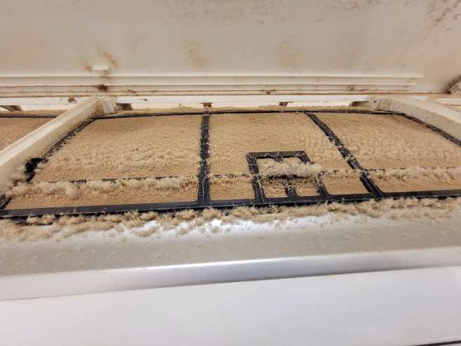 冷气滤网的灰尘积了厚厚一层，甚至出现炸毛现象。（翻摄自爆废公社脸书）