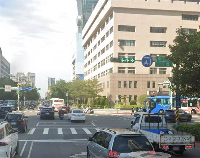 台北市仁爱路三段与復兴南路口在8月份发生一起死亡交通事故，疑似因为汽车驾驶忽视左转灯号，直接左转造成机车骑士撞上身亡，台北市长蒋万安获知此事后，指示相关单位拟定改善措施。(黄敬文翻摄)