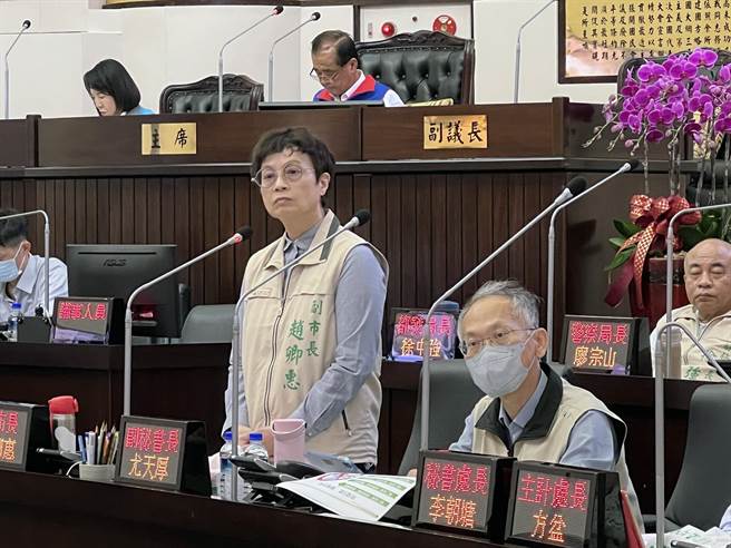 台南市议会定期会今天进行登革热防治专案报告，副市长赵卿惠率市府团队出席。（洪荣志摄）