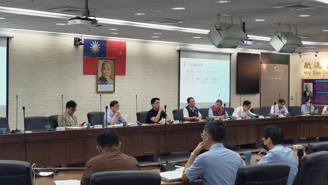 台北市蒋万安市长今邀集消防局、环保局、产业发展局、劳动局等局处召开紧急会议，讨论并针对屏东科技产业园区内发生的工厂爆炸事件，全面检视台北市的公安管理机制。（图／消防局提供）