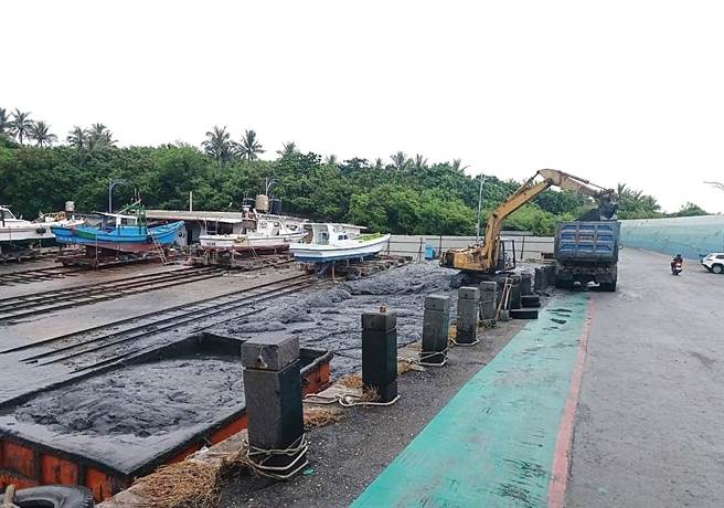 台东富冈渔港疏浚工程，开挖淤泥堆置于港区南侧堤岸，遭疑做白工且破坏海洋生态。（台东县政府提供／萧嘉蕙台东传真）