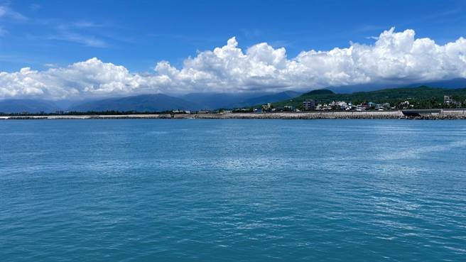 台东县农业处考量富冈渔港联外道路东56线坡址有少许涛刷现象，择定于南侧堤岸养滩。（萧嘉蕙摄）