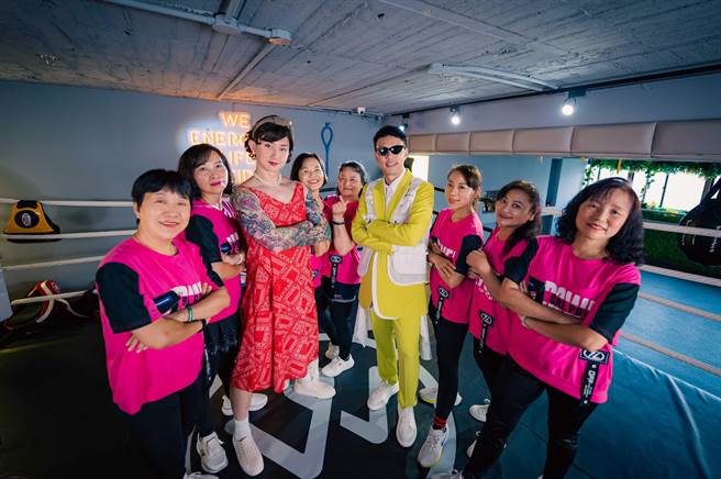 陈威全邀请麦克斯反串演出〈妈妈挡〉MV。（上行娱乐提供）