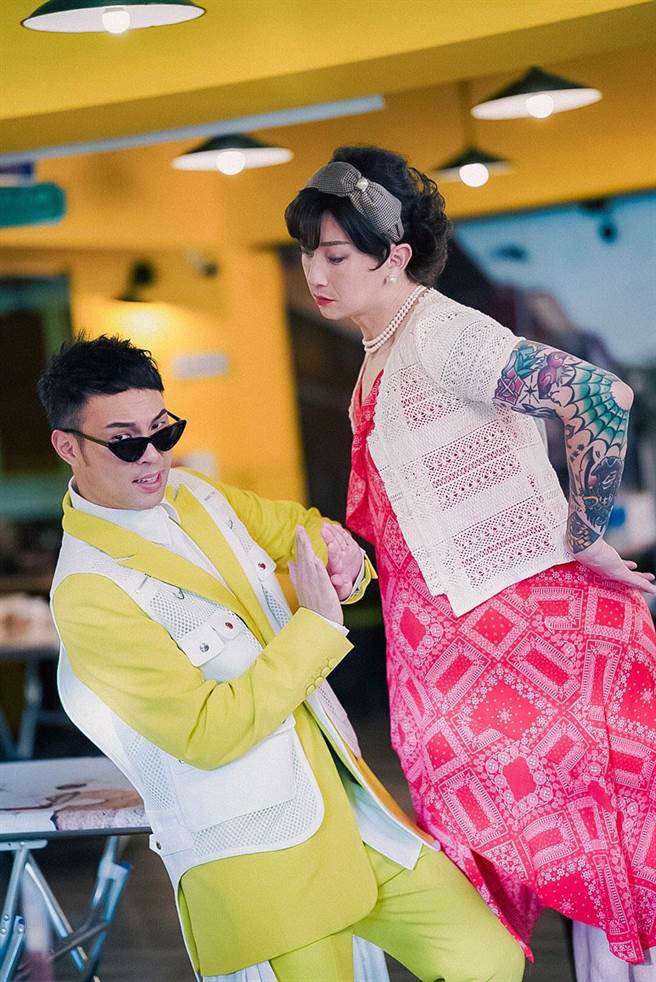 陈威全邀请麦克斯反串演出〈妈妈挡〉MV。（上行娱乐提供）