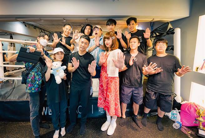 陈威全希望藉由活泼的手势和舞蹈，让大家一起唱跳〈妈妈挡〉感谢伟大的母亲．（上行娱乐提供）