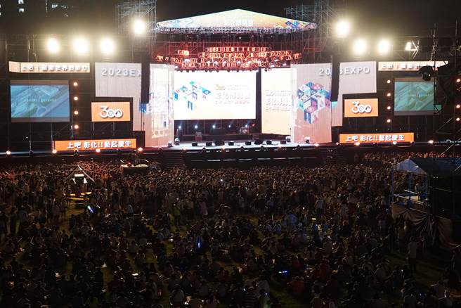 彰化喜迎建县300年，县府自23日起举办一连串庆生活动，今晚开幕「上吧 彰化!! 艺起庆生」演唱会，请来包括乐团芒果酱、小宇、魏如萱、玖壹壹等18组大咖艺人轮番上阵。（吴建辉摄）