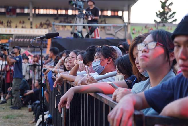 下午2点就有歌迷到体育场排队，晚间6点半左右现场就挤进将近万人，场面热络。（吴建辉摄）