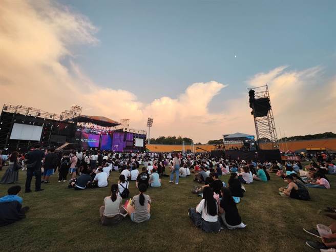 根据现场工作人员表示，活动下午5点才开始，接近中午就有大批粉丝到体育场外排队，场面盛况空前。（吴建辉摄）