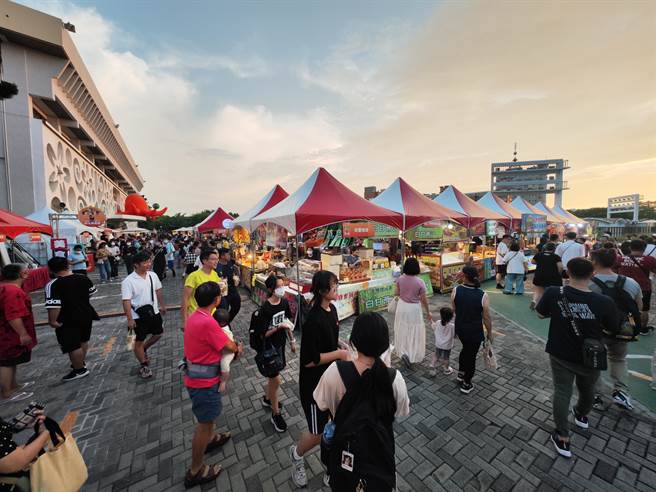 现场有民眾表示，过去很少在彰化看到这么大场的演唱会，不管是舞台、卡司还是整体活动的规模，等下一次可能要300年后了。（吴建辉摄）