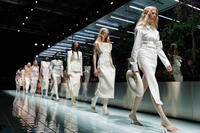 SPORT MAX在秀场打造一个人造花园，玻璃反射的模特身影与本体前行，宛若秀场出现克隆人。（SPORT MAX提供/林欣仪米兰传真）